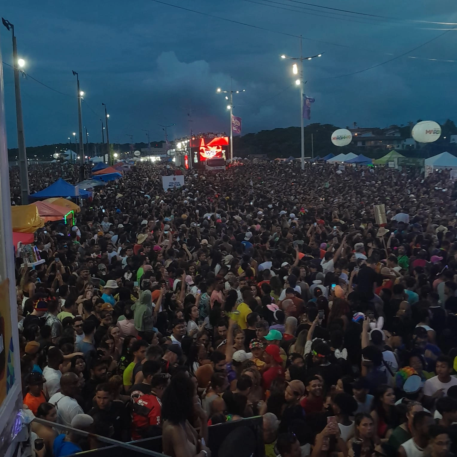 Milhares de pessoas seguem trio elétrico comandado por Wesley Safadão no Circuito Vem pro Mar em São Luís.
