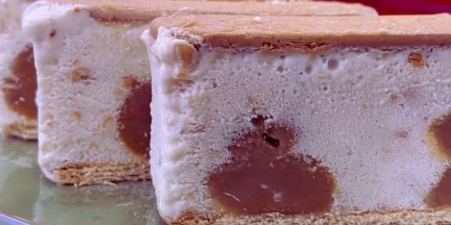 Gelado de creme com doce de leite.