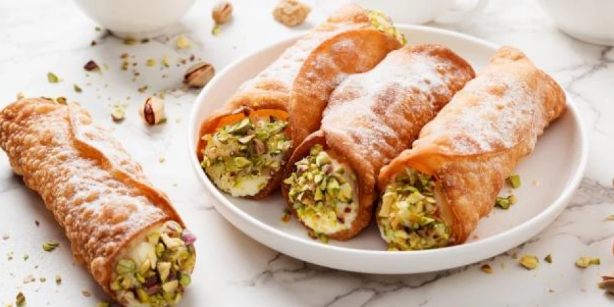 Cannoli com massa de pastel.