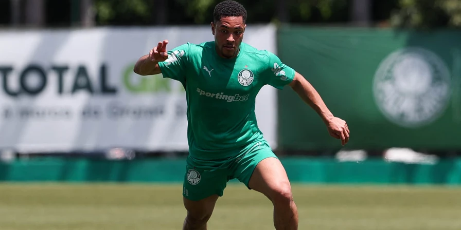 O atacante Vitor Roque durante treino do Palmeiras.