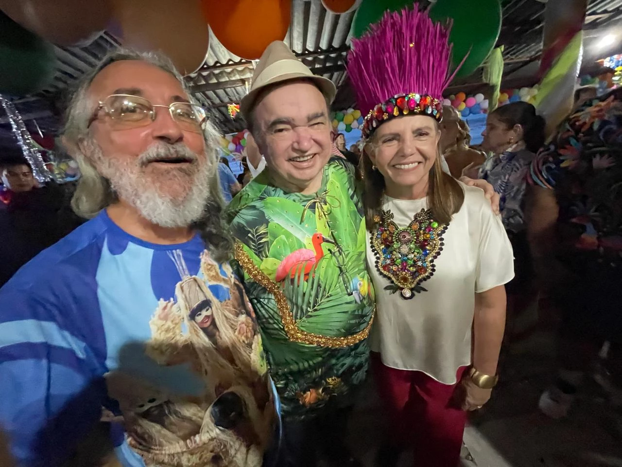 No sábado de Carnaval, a deputada Roseana Sarney reuniu amigos para uma tarde/noite carnavalesca na Ponta d´Areia. Reunião alegre com animação do Bicho Terra e da Máquina de Descascar Alho. Roseana estava feliz entre José Pereira Godão e o Repórter PH