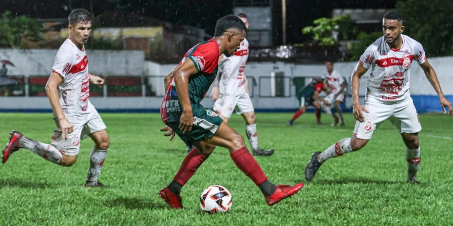 Lance da partida entre Pinheiro e Imperatriz, pelo Campeonato Maranhense.