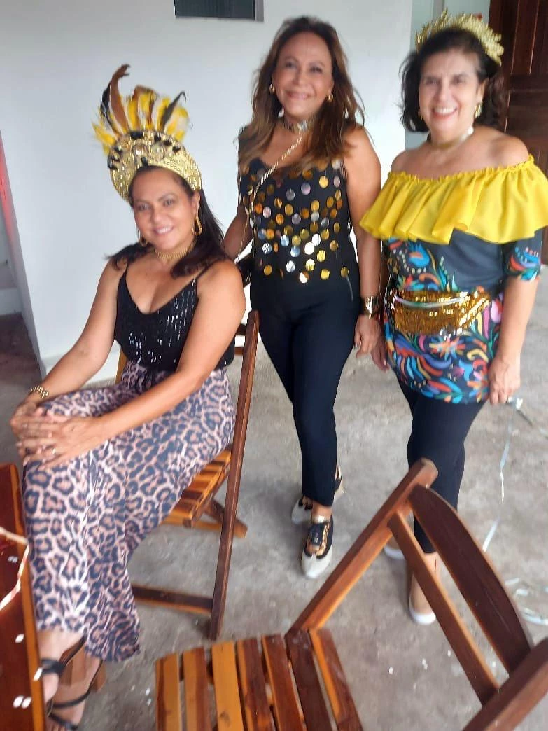 NA BELA e animada tarde carnavalesca oferecida pela deputada Roseana Sarney, pontificavam Melina Sereno Fernandes, Déia Trinta Paes e Ana Lúcia Albuquerque