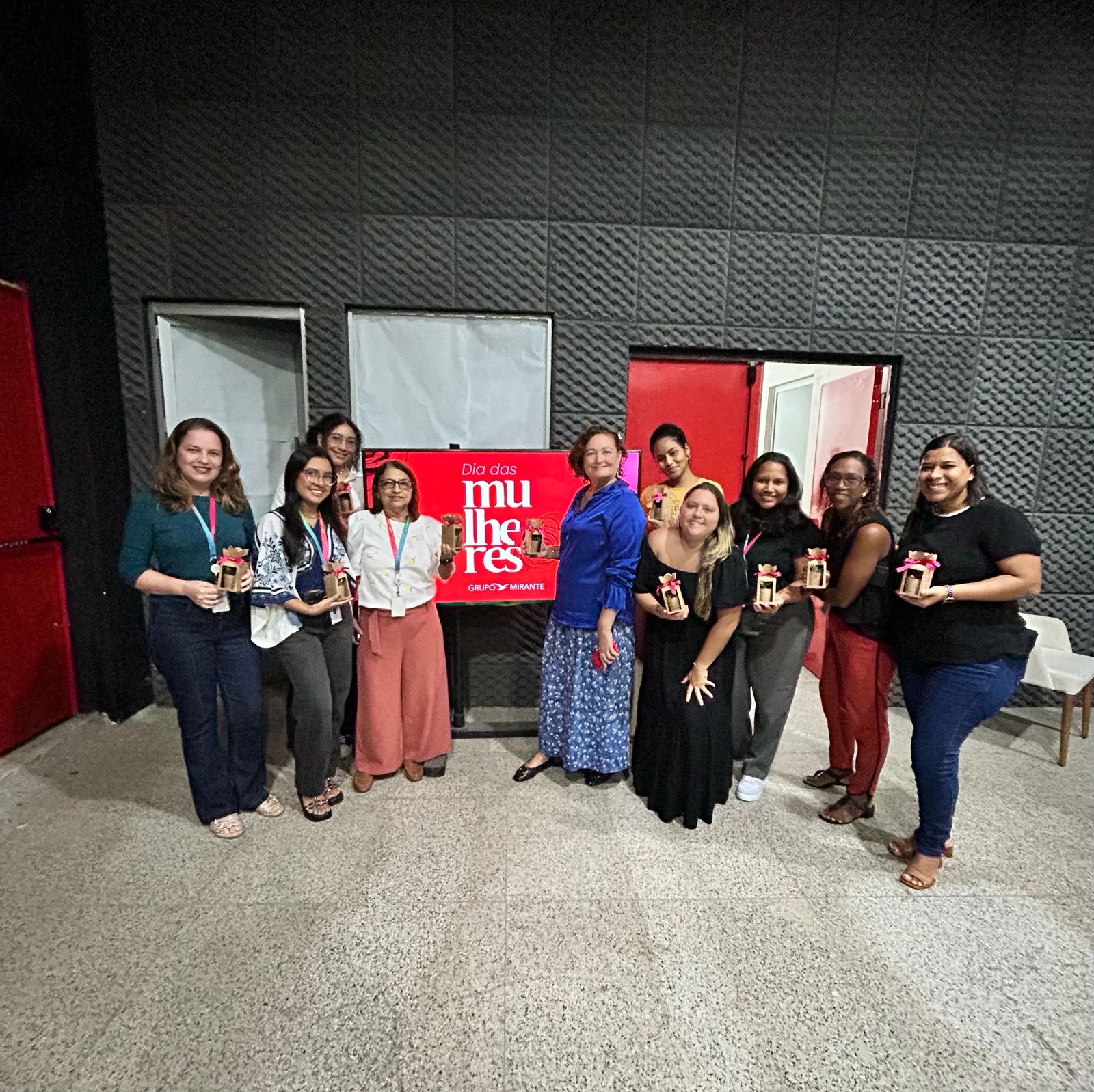 A programação contou com massagens feitas por especialistas, área para maquiagem, lanches e mimos. (Foto: Beatriz Costa/Imirante)