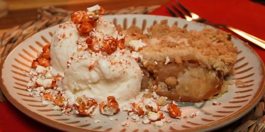 Crumble de maçã com sorvete e farofa de pipoca.