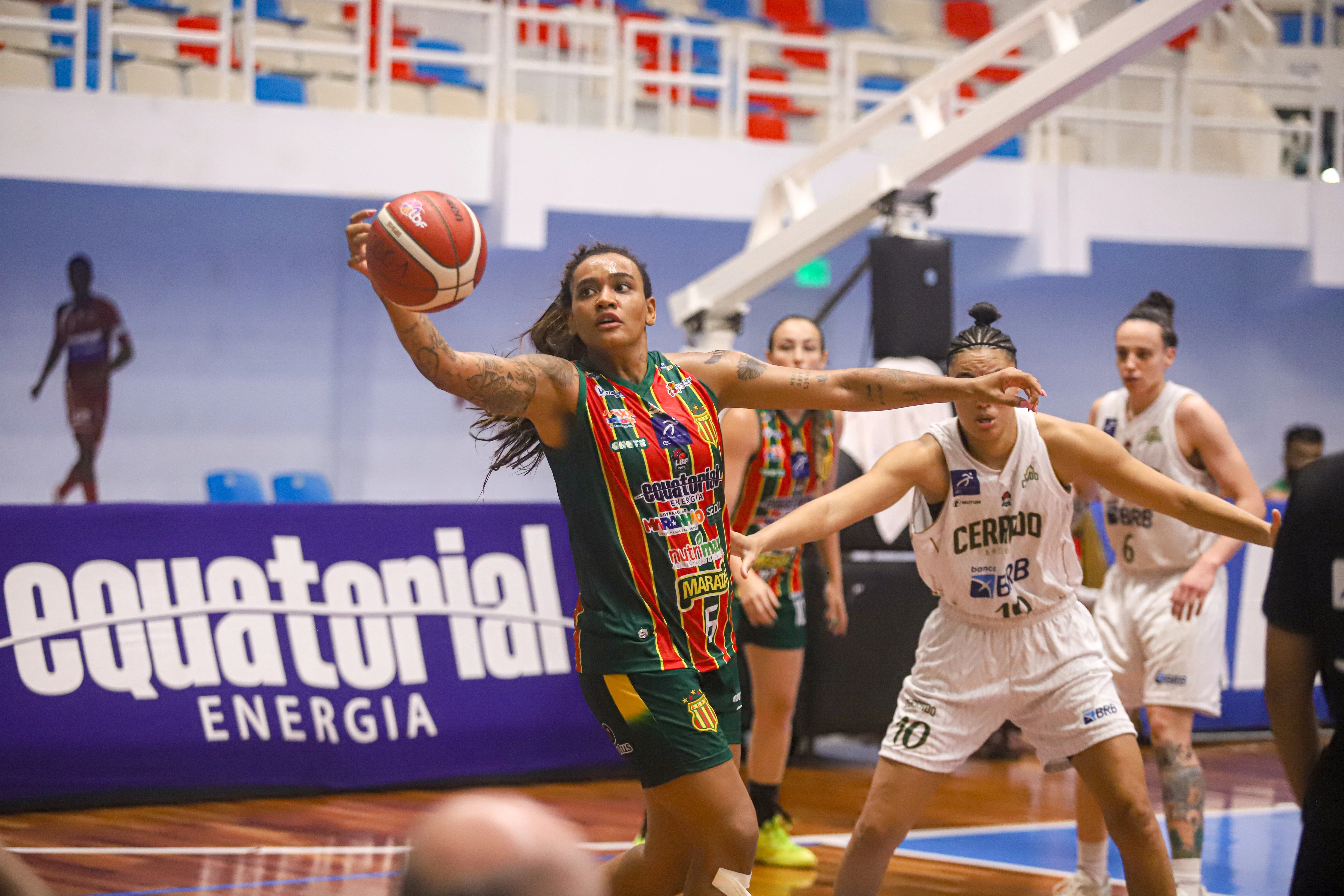Ala/pivô Sassá encara defesa do Cerrado ( Foto - João Marcos / Sampaio Basquete)