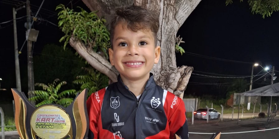 Arthur Palhano exibe conquista após vitória