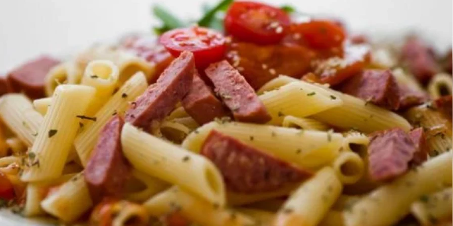 Macarrão com calabresa na panela de pressão.