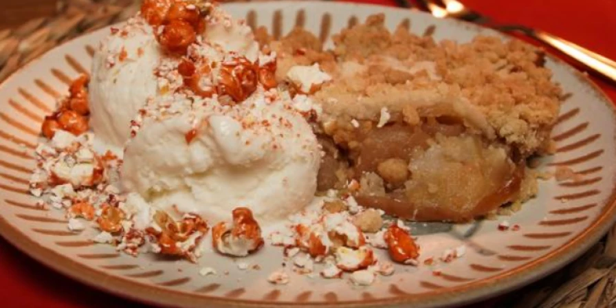 Crumble de maçã com sorvete e farofa de pipoca.