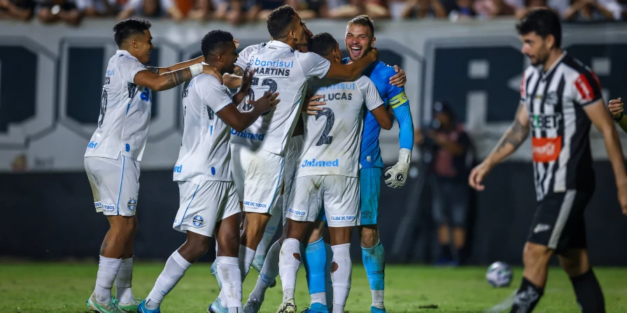 O Grêmio eliminou o Athletic da Copa do Brasil em jogo emocionante.