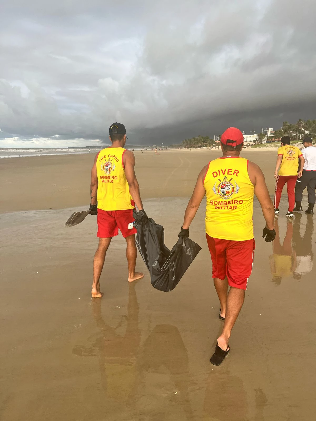 Cabeça e corpo são encontrados separados em Praia em São Luís. (Foto: Divulgação/Corpo de Bombeiros)