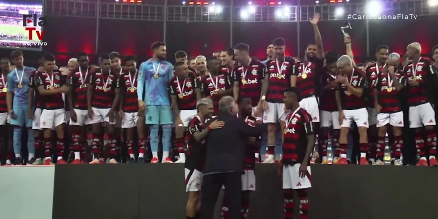 Jogadores do Flamengo fazem festa no Maracanã
