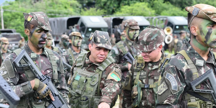 O General Roberval de Almeida foi recepcionado pelo Tenente-coronel Duque, comandante do 24º BIS.
