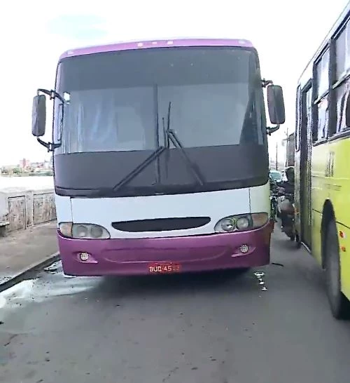 Ônibus bateu em carro na Beira-Mar. (Foto: Reprodução/TV Mirante)