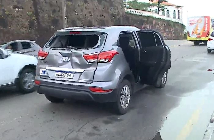Carro atingido por ônibus de viagem. (Foto: Reprodução/TV Mirante)