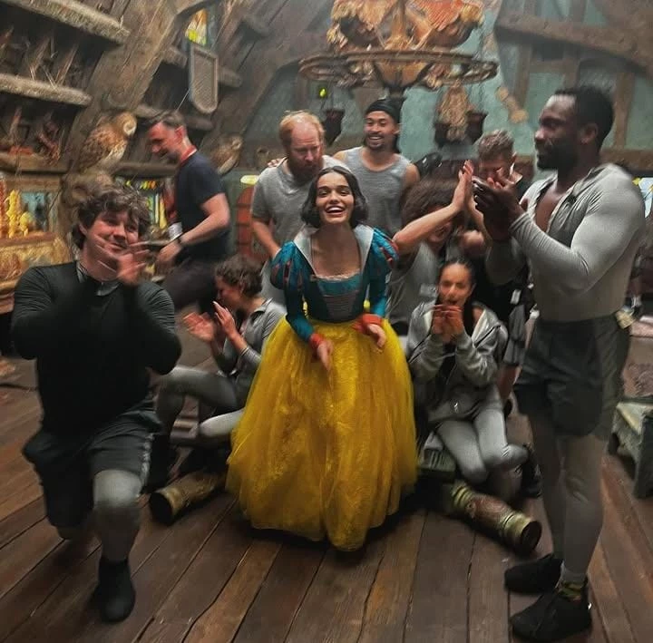Rachel Zegler mostra por trás da produção do live-action de Branca de Neve. (Foto: Reprodução/Instagram)