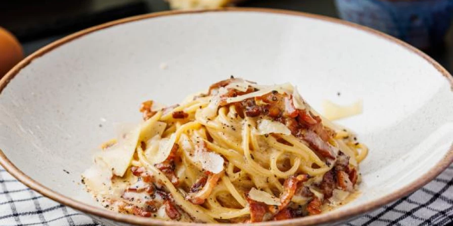 Veja como fazer macarrão à carbonara.
