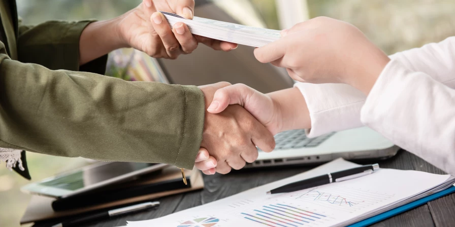 A promessa de acesso facilitado vira uma prisão financeira.