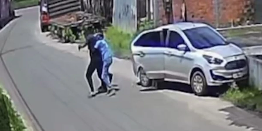 Assalto termina com um suspeito morto.
