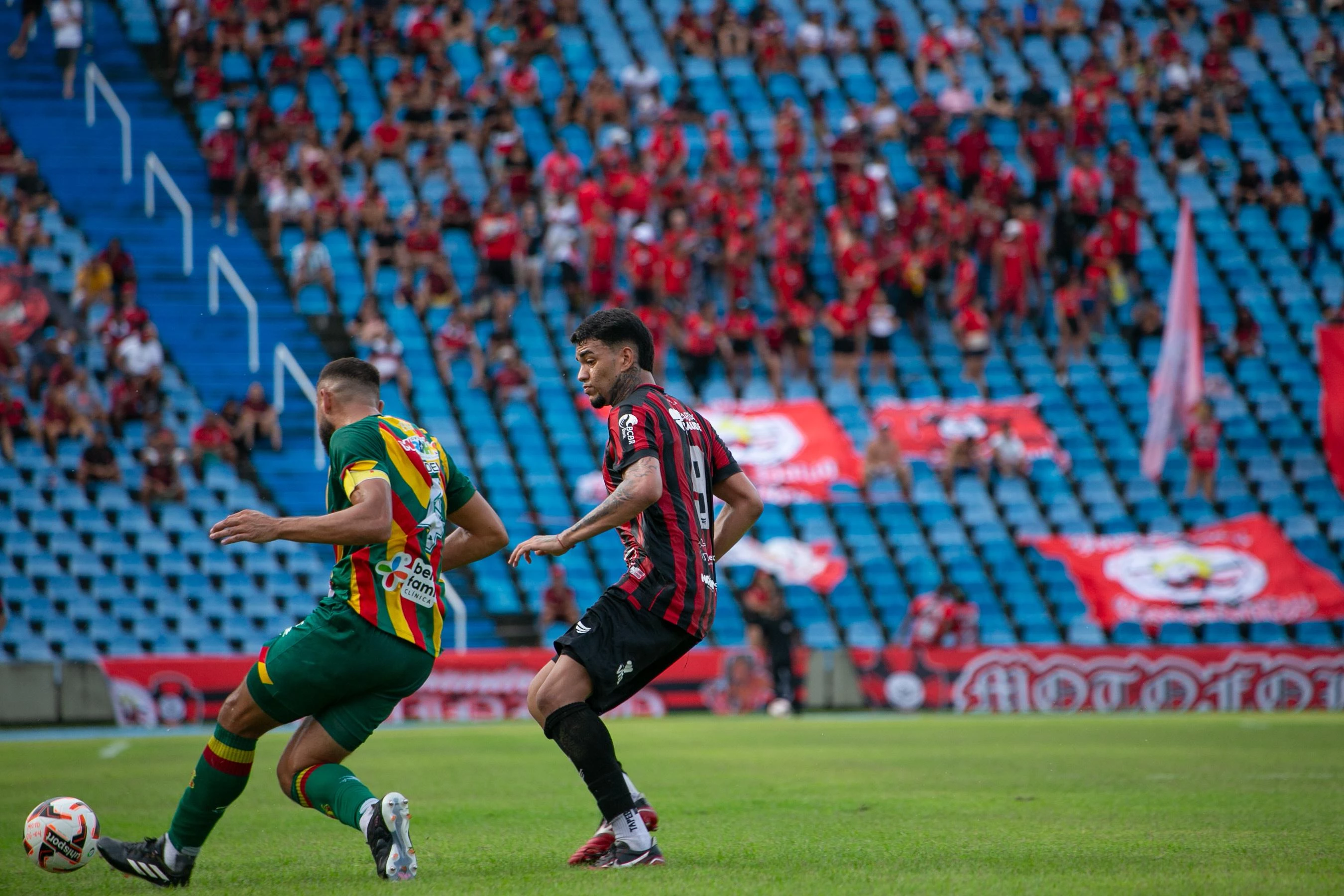 Jean divide bola com o zagueiro Wesley, do Sampaio Corrêa. Zagueiro boliviano fez partida segura (Crédito: Ivan Santana)