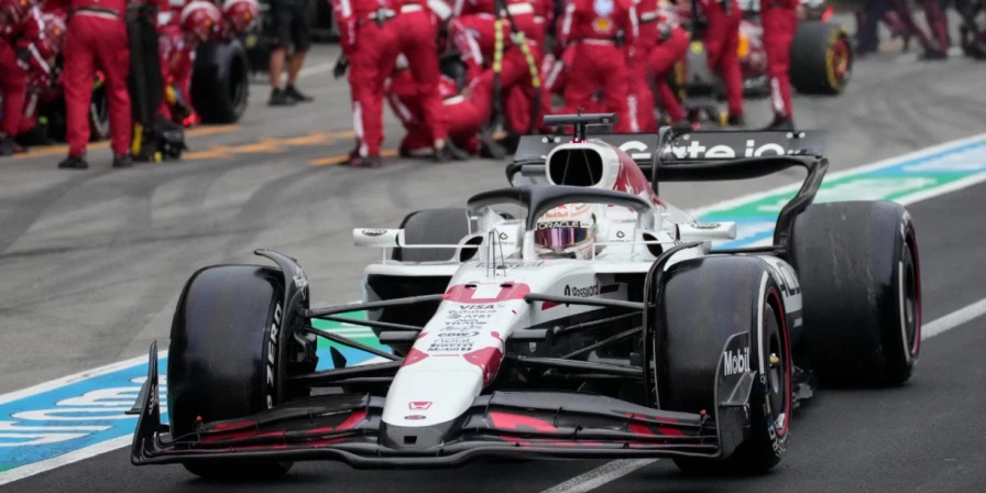 Quatro vezes vencedor em Suzuka, holandês está a um ponto do rival Norris.