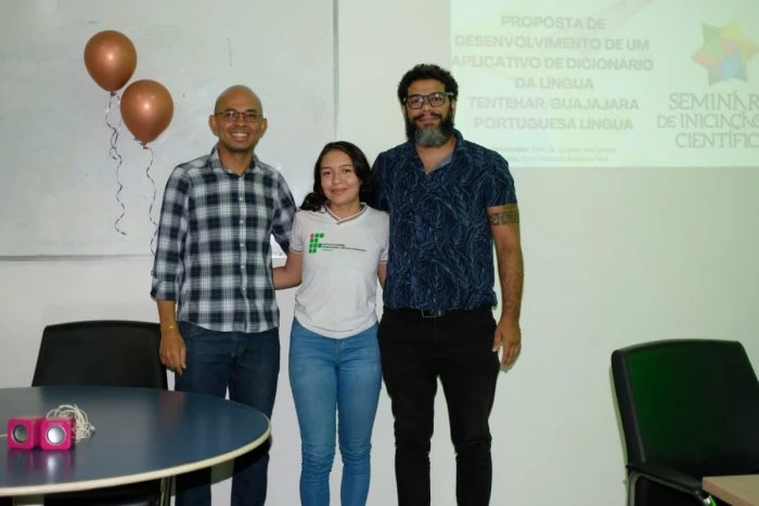 A estudante Yumi Atanazio Guajajara, bolsista da Fapema de iniciação de desenvolvimento tecnológico e inovação, com os professores Charles dos Santos (à esquerda), e Dhiogo Gomes.