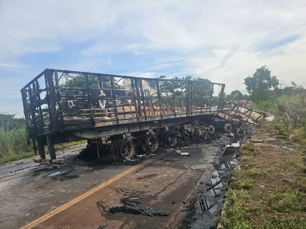 Colisão entre veículos de carga deixa uma pessoa morta e interdita BR-010 em Porto Franco. (Foto: divulgação / PRF-MA)