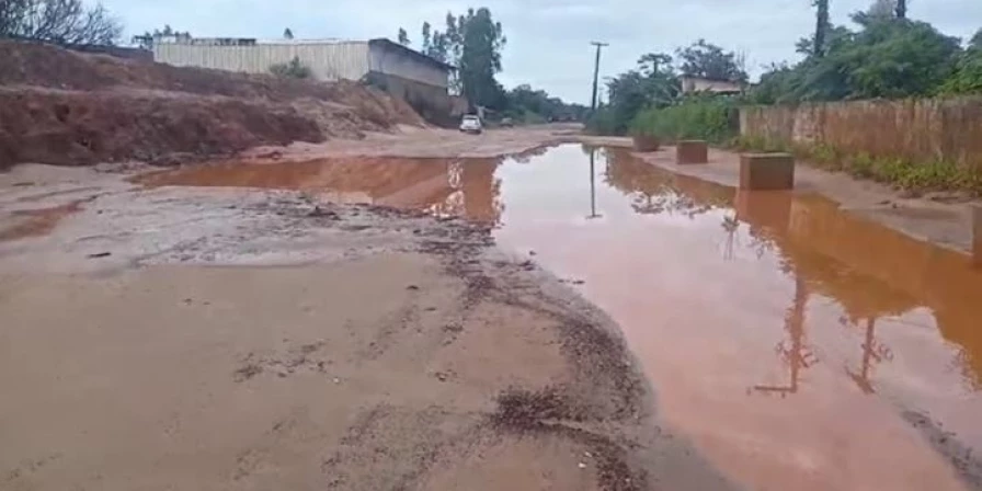 Rua sem asfalto.