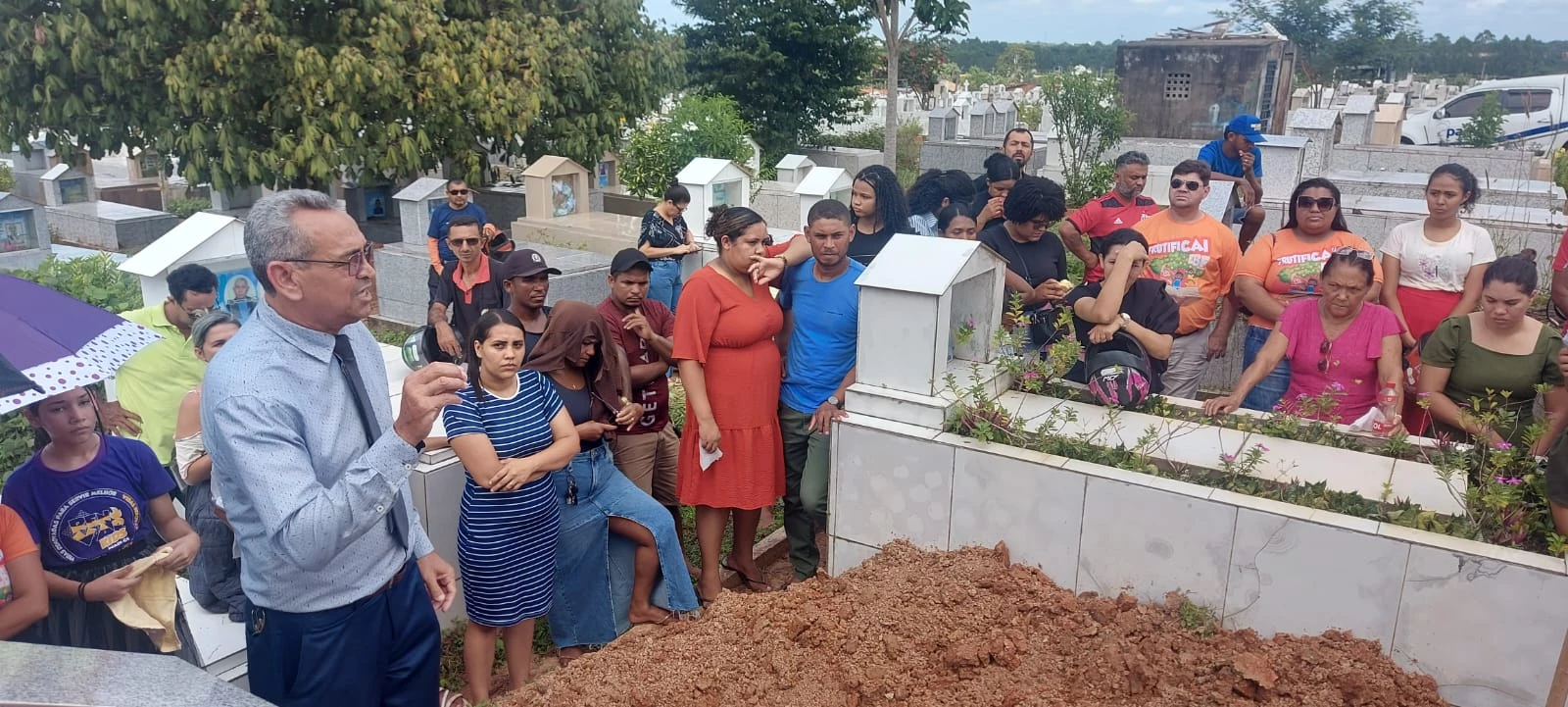 Dezenas de pessoas, dentre familiares, estiveram presentes no cortejo que saiu da casa do menino até o Cemitério Municipal Bom Jesus, por volta das 11h. (Foto: Diney Santos)