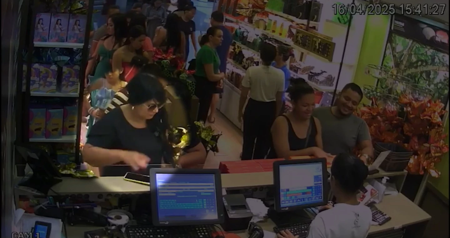 Acusada usou disfarces para efetuar a compra do chocolate antes de envenená-lo. (Foto: reprodução / redes sociais)