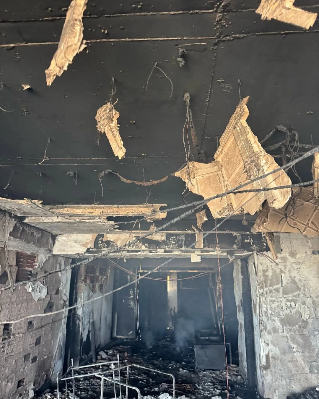 Detalhe do teto do apartamento que pegou fogo no edifício Varandas do Atlântico (Foto: Divulgação/CBMMA)