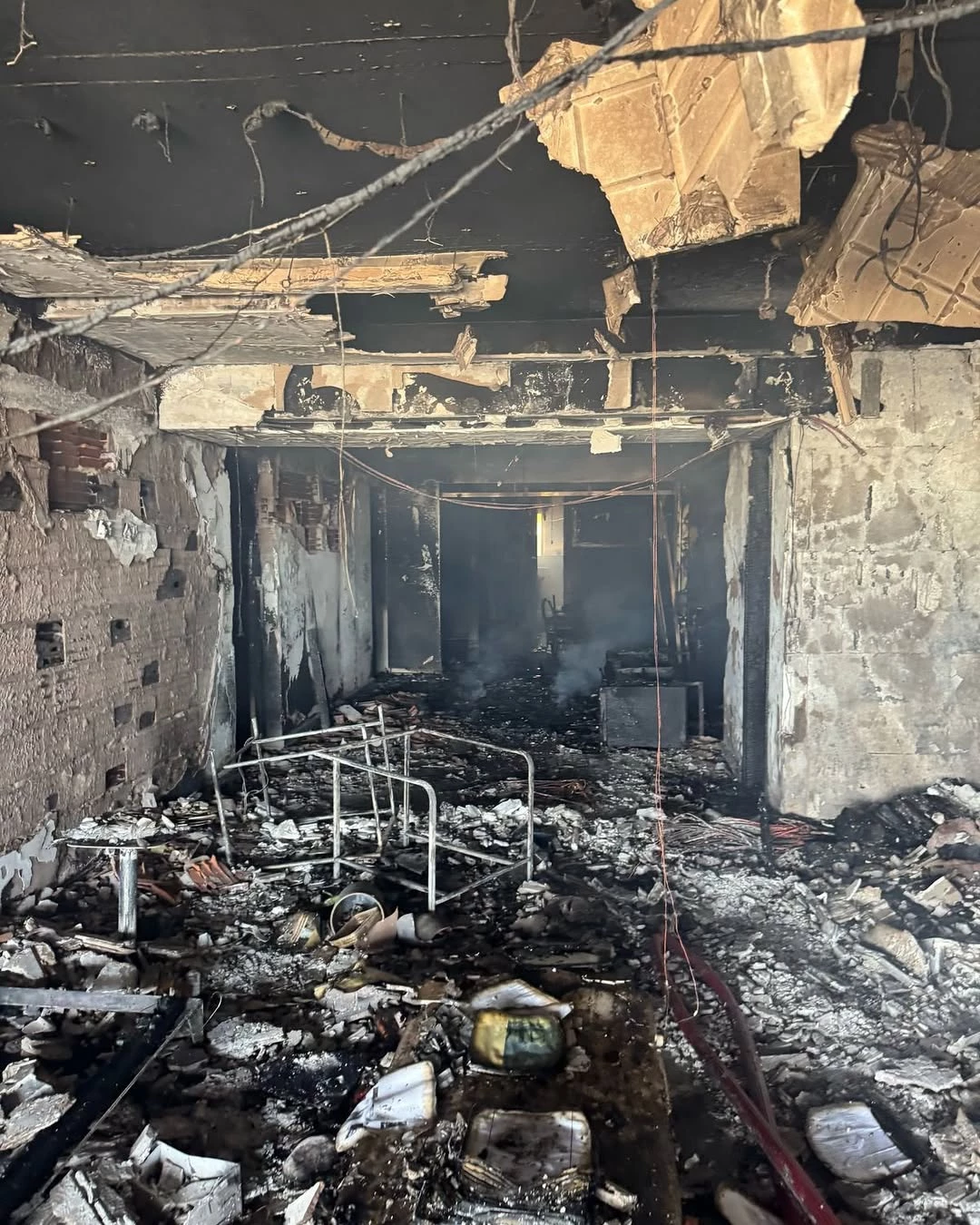 Apartamento ficou em cinzas após incêndio na manhã deste sábado (19), na Península da Ponta d'Areia (Foto: Divulgação / CBMMA)