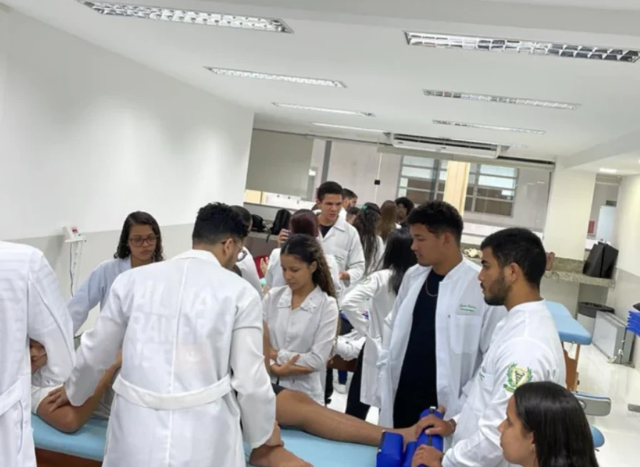 Projeto Mexa-se do curso de Fisioterapia do Ceuma leva mobilidade a pacientes acamados no Socorrão II. (Foto: Divulgação)