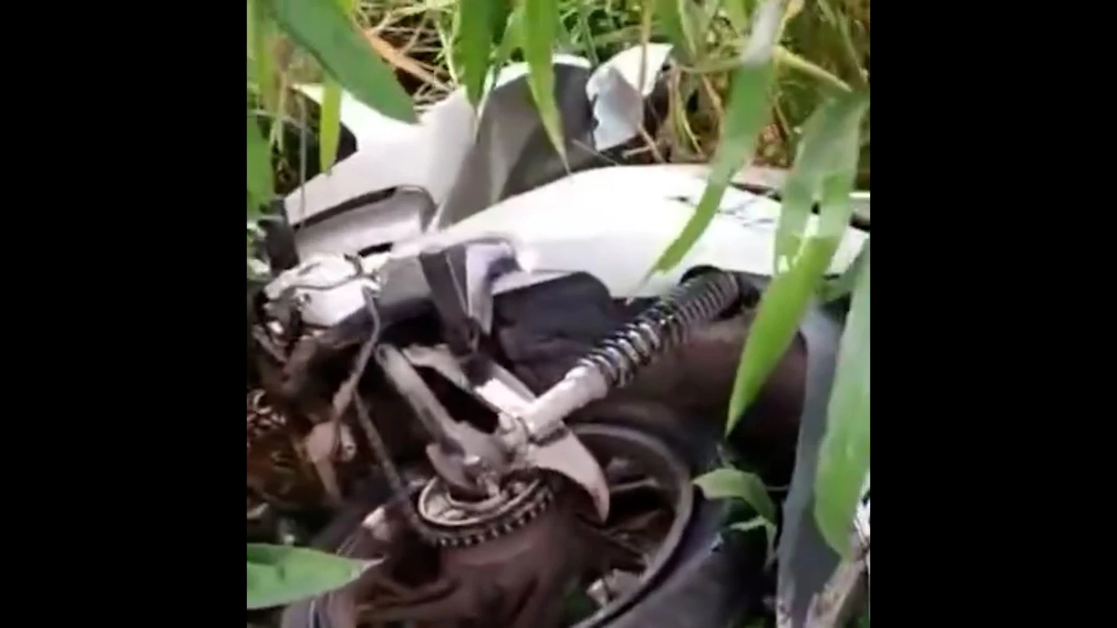 A motocicleta da vítima foi encontrada abandonada. (Foto: divulgação)