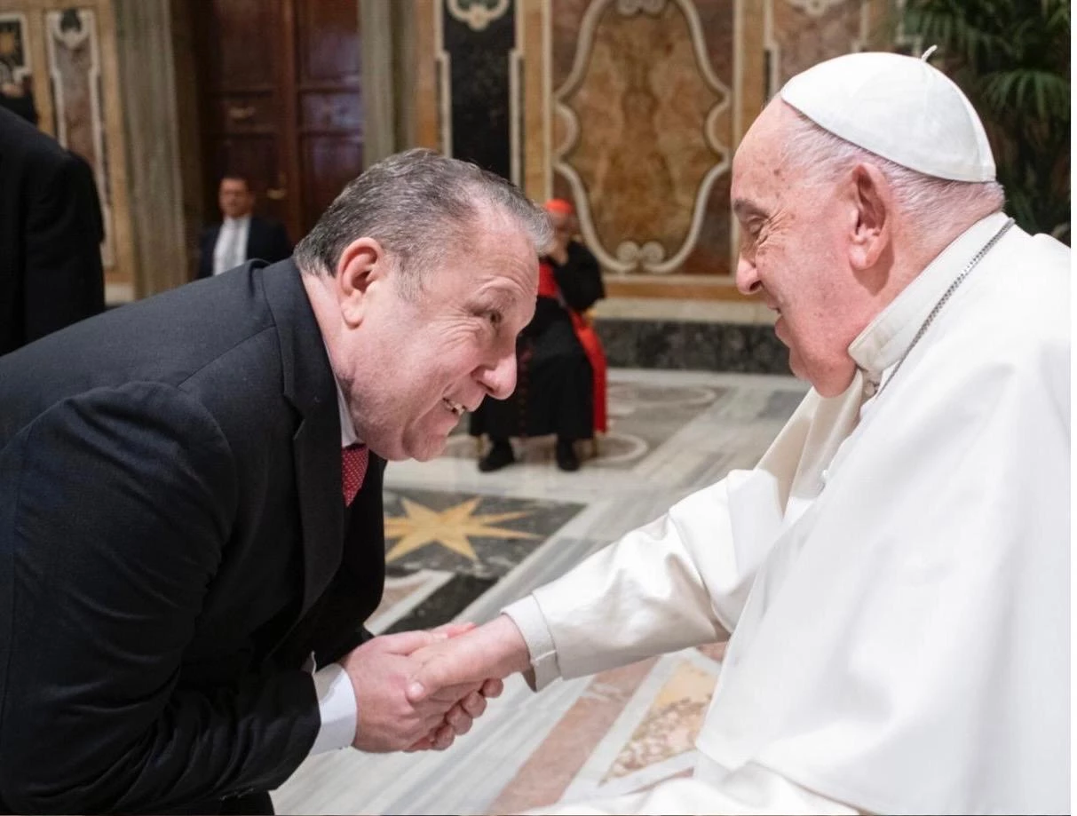 Religioso convicto, o desembargador Cleones Seabra Carvalho Cunha, nascido em Tuntum, neste Estado, foi um dos raros maranhenses a ser recebido e abençoado pelo Papa Francisco no Vaticano