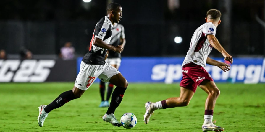 Lance da partida entre Vasco e Lanús, pela Copa Sul-Americana.