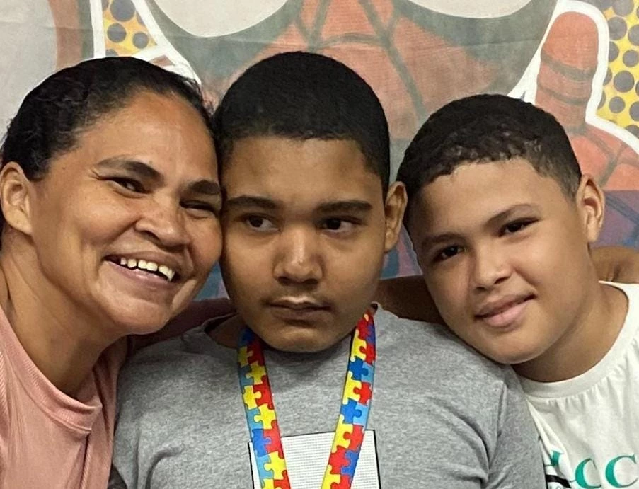 Carla e seus dois filhos, Carlos e João Gustavo. (Foto: arquivo pessoal)