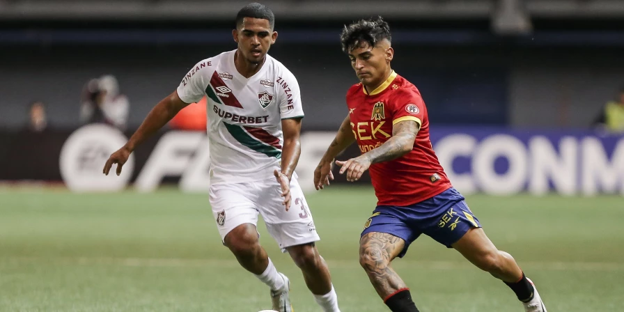 Lance da partida entre Unión Española e Fluminense, pela Copa Sul-Americana.