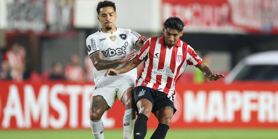 Lance do jogo entre Estudiantes e Botafogo, pela Copa Libertadores.