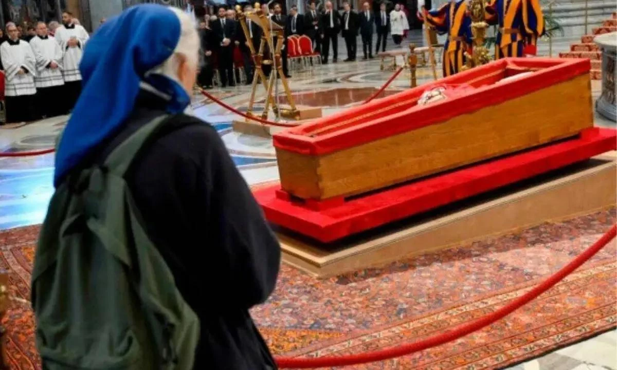 A freira francesa, Irmã Geneviève, quebrou o protocolo e se aproximou do caixão em que repousa o Papa Francisco, que era seu amigo. (Divulgação)
