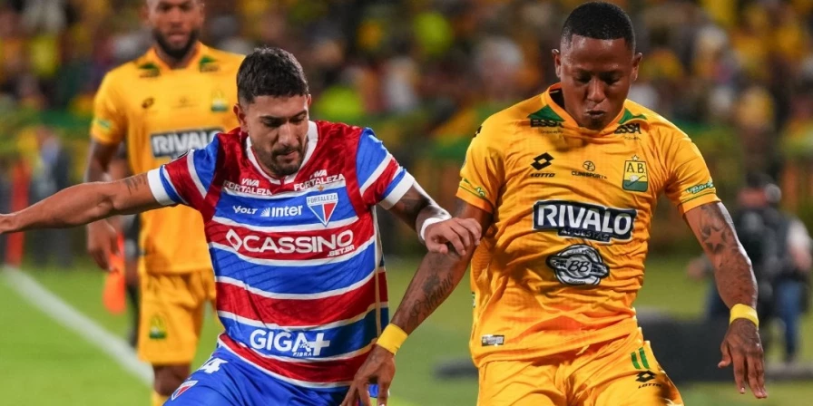 Lance do jogo entre Atlético Bucaramanga e Fortaleza, pela Copa Libertadores.