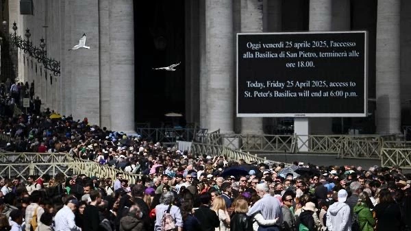Fiéis dão o último adeus ao Papa. Mais de 120 mil pessoas já se despediram do Papa Francisco, e o Vaticano estima que esse número deve ultrapassar os 150 mil até o encerramento da exposição do corpo na Praça de São Pedro