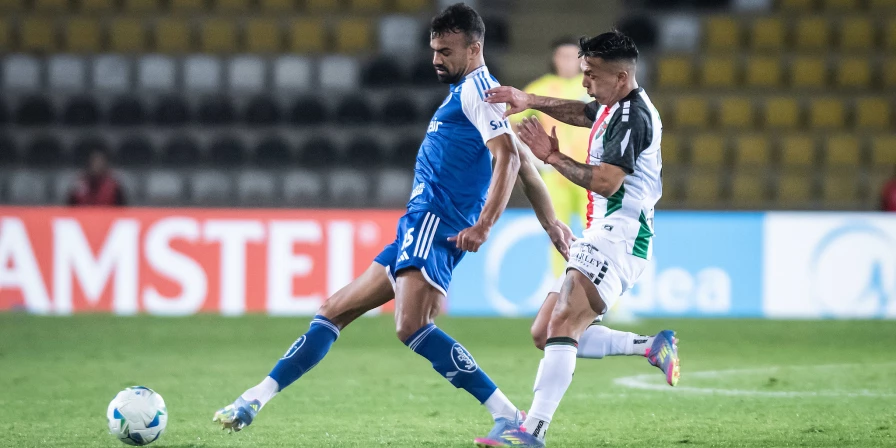 Lance do jogo entre Palestino e Cruzeiro, pela Copa Sul-Americana.