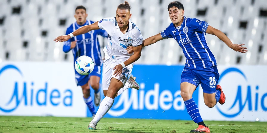 Lance do duelo entre Godoy Cruz e Grêmio, pela Copa Sul-Americana.