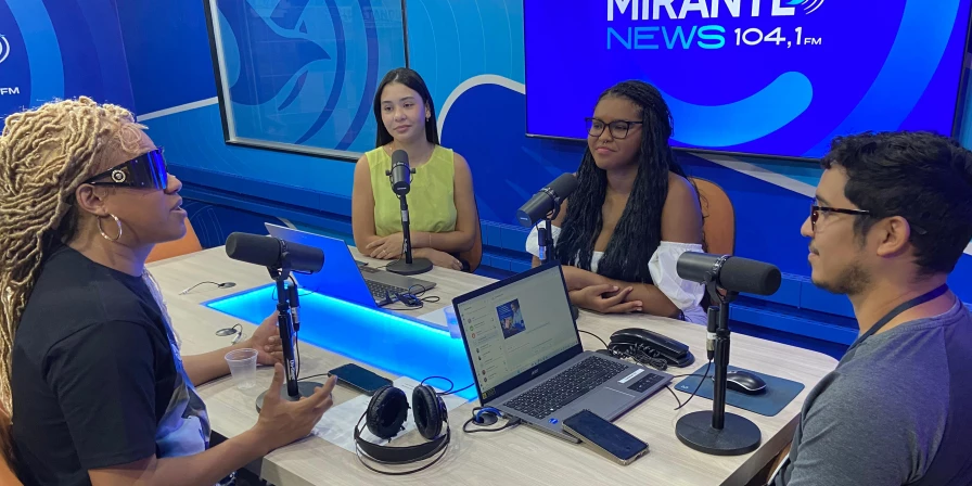 Nádia D'Cássia e Enme Paixão durante o programa Atualidades.