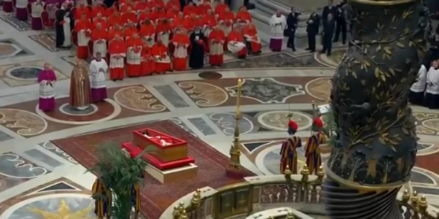 O fechamento do caixão marca o fim do velório aberto na Basílica de São Pedro.