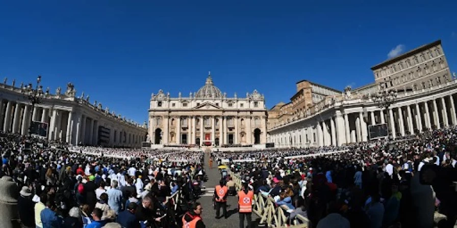 Ao menos 250 cardeais, além de bispos, padres, irmãs e irmãos religiosos participam da missa de corpo presente.