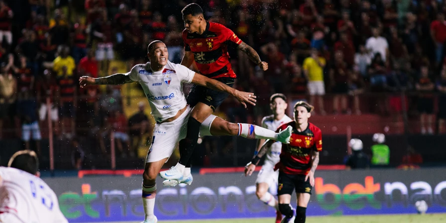 Lance da partida entre Sport e Fortaleza, pelo Campeonato Brasileiro.