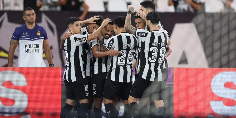O Botafogo derrotou o Fluminense no Estádio Nilton Santos.