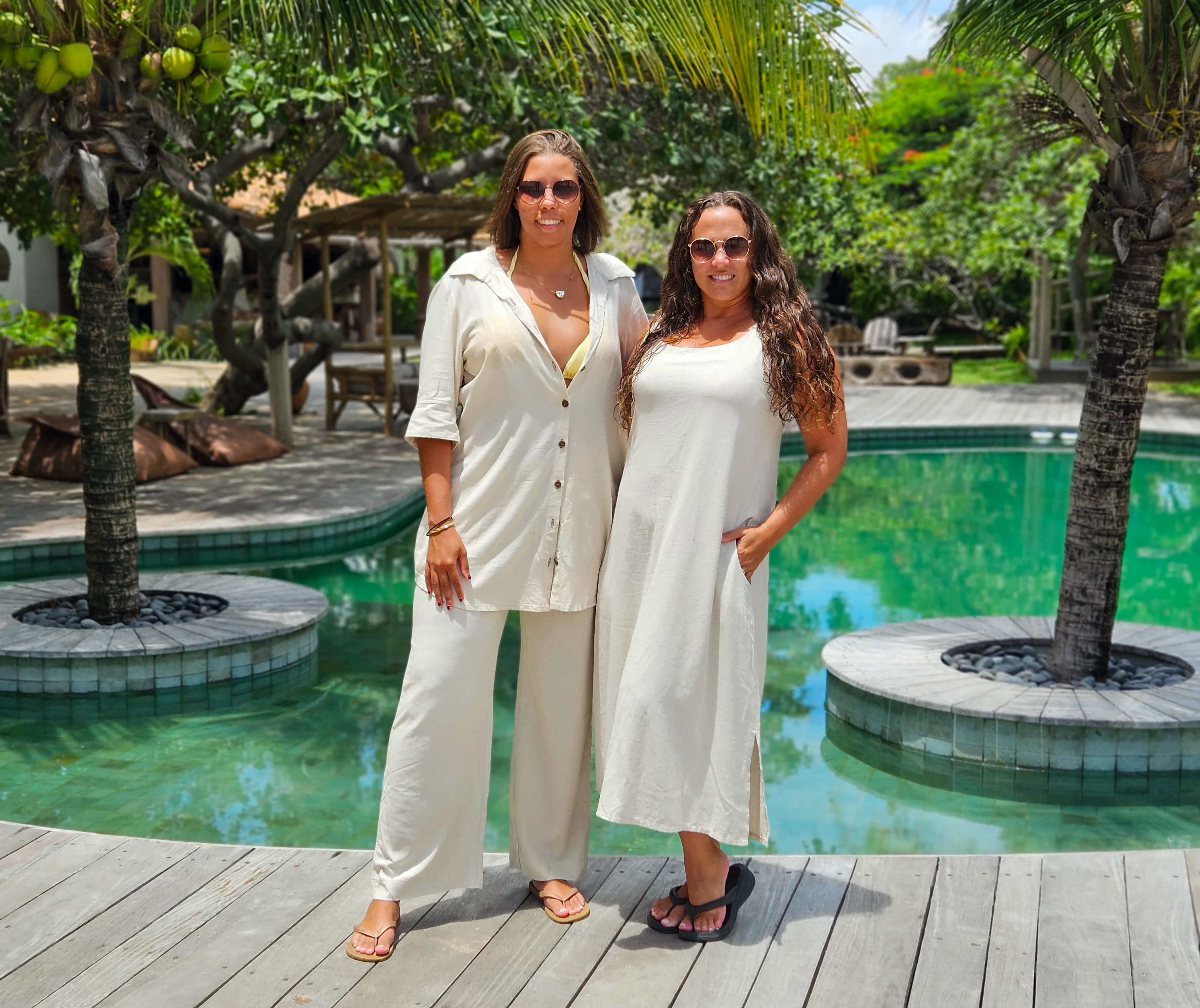 De Belo Horizonte/MG, as turistas Yohanna Araújo (à esquerda) e Camila Jácome acharam vantajoso visitar os Lençóis na baixa temporada (Foto: Divulgação/Anacardier Hotel)